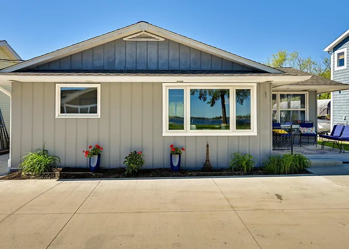 Angler'S Paradise: Lake Wawasee Waterfront Home