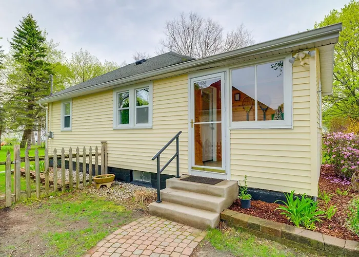 1/2 Mi To Lake & Dtwn! Elk Rapids 'Cozy Cottage'
