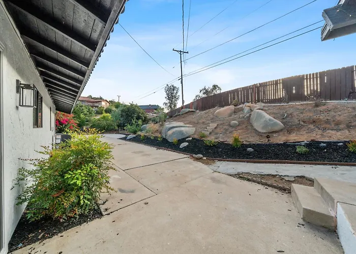 Entire Private Home With 5 Beds, 3 Bathroom, Pool, Big Yard, View, King Bed, 6 Parking, Available Now