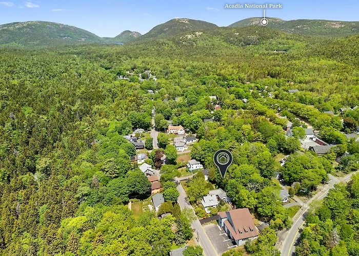 Alluring Home With Full Kitchen, Furnished Patio, Washer/Dryer & Private Yard