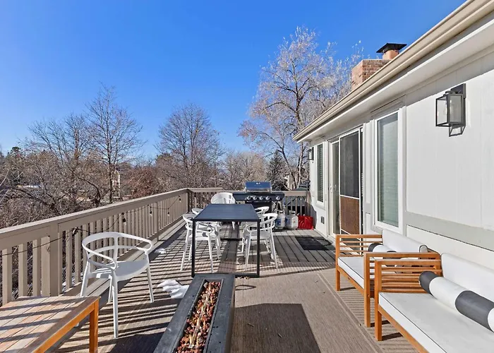 Spacious Home With Game Room Hot Tub & Sauna