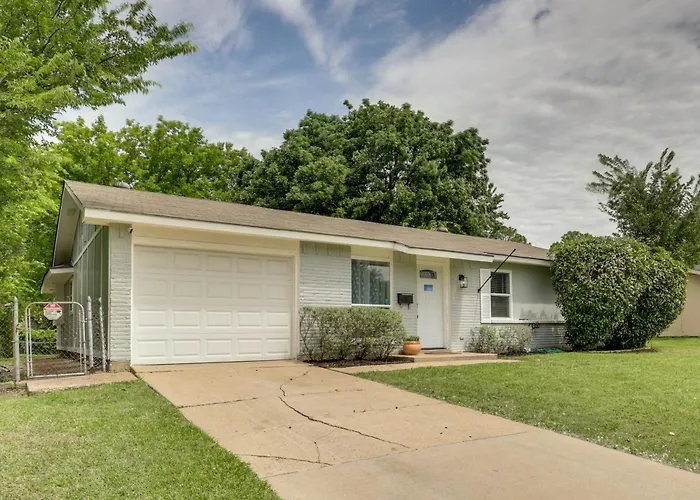 4 Mi To Dtwn: Garland Getaway W/ Fenced-In Yard