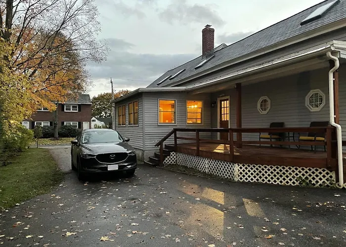 Keene Center Farmhouse Large, Cozy, Hot Tub