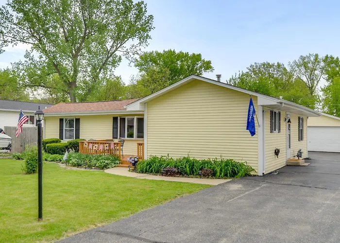 5 Houses To Elizabeth Lake! Family Getaway W/ Yard