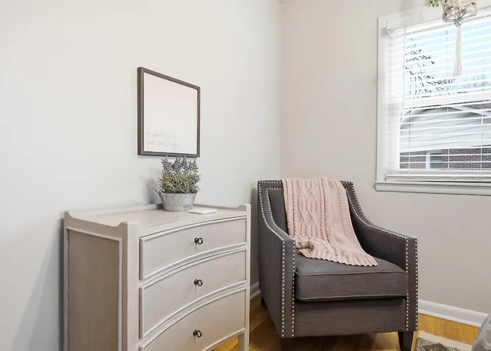 Modern Home - Sleeps 6 - Near Downtown & Mizzou