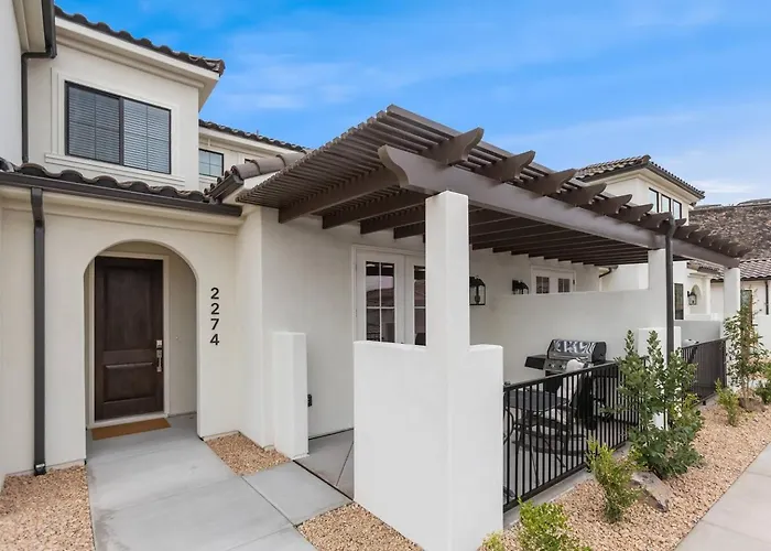 Heated Pool & Pickleball - Spacious & Immaculate Home