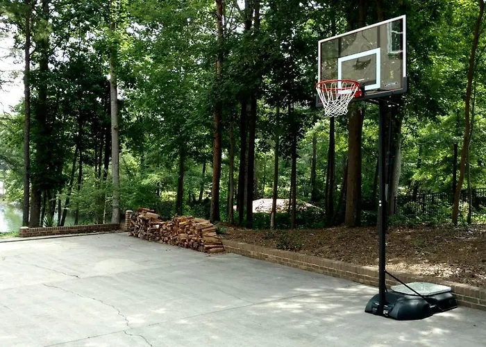 Secluded Luxury Lakeside Retreat With Private Shoreline Near Charlotte, Lake Norman North Carolina