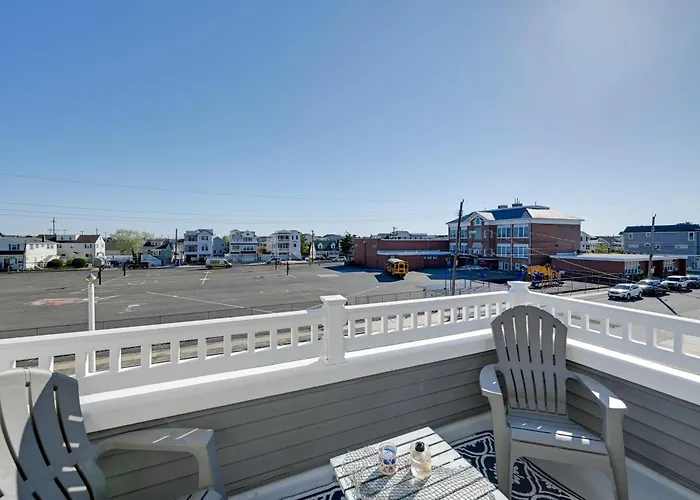 Family Home W/ 5 Decks! Fantasy Island Down Street