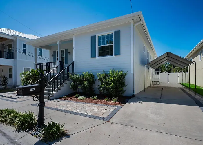 Tropical 3Br Bungalow Near Sponge Docks, Downtown, Pinellas Trail, & Pickleball