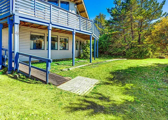 Cozy Copalis Beach Cottage Escape
