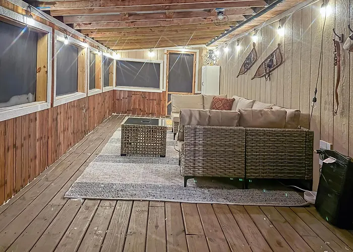 Ultimate Hayward Trailhead Cabin - Base Camp 77