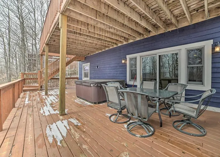 Spacious Harbor Springs Home W Hot Tub