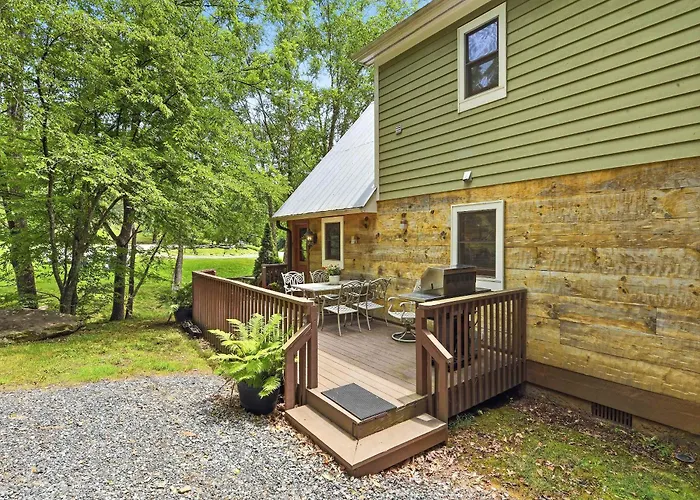 Creekfront Cottage Scenic Views Dog-Friendly Firepit Gas Grill Gas Fireplace