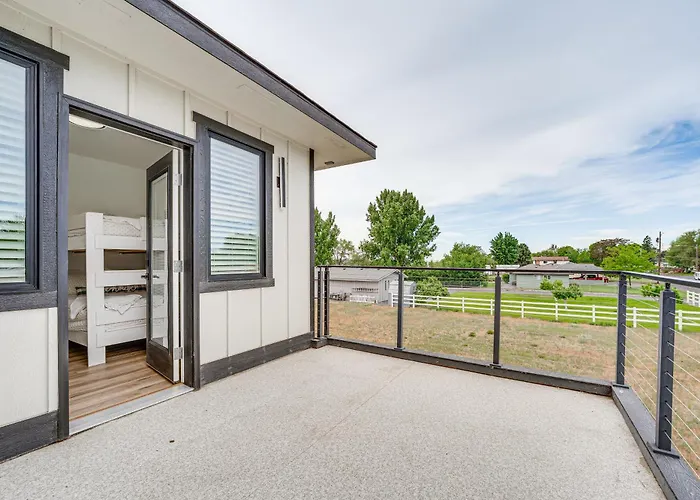 Pool, Hot Tub, Dock & Views! Luxe Moses Lake Manor