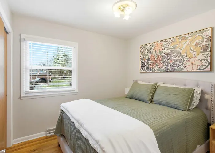 Modern Home - Sleeps 6 - Near Downtown & Mizzou