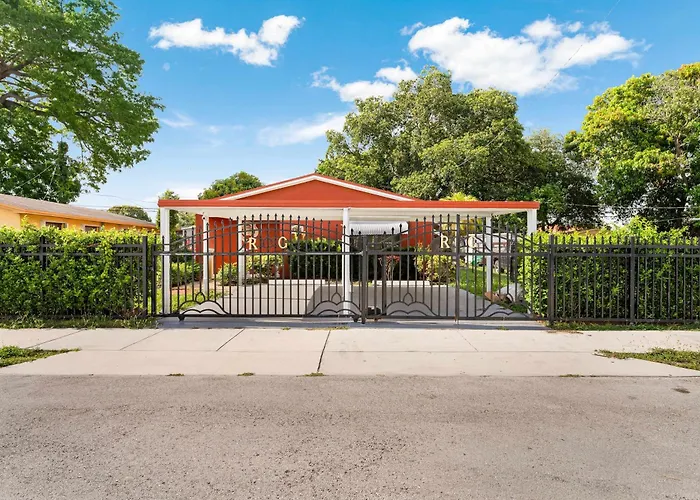 Casa Coral- Cozy Stay With Yard Near Miami Stadium