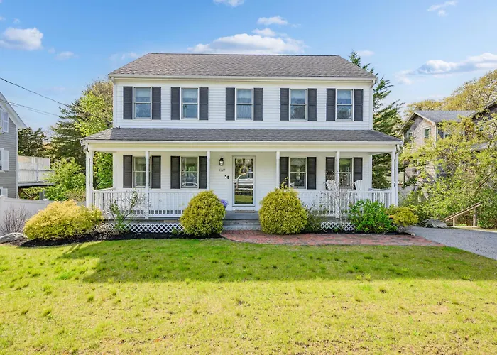 Cape Cod Home Near 3 Beaches