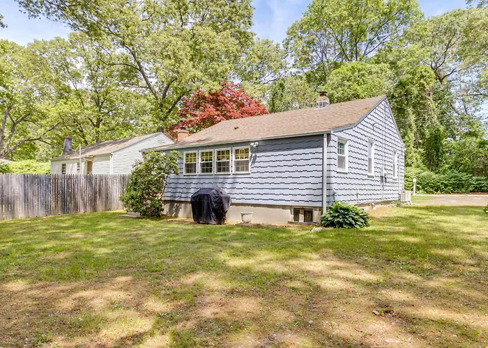< 1 Mi To Sand! Updated Cottage W/ Yard In Niantic