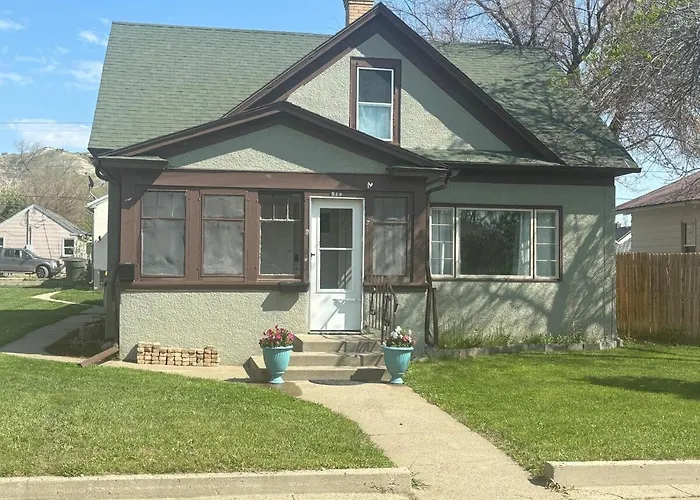 Historic 1902 Home Near Makoshika State Park 4Br