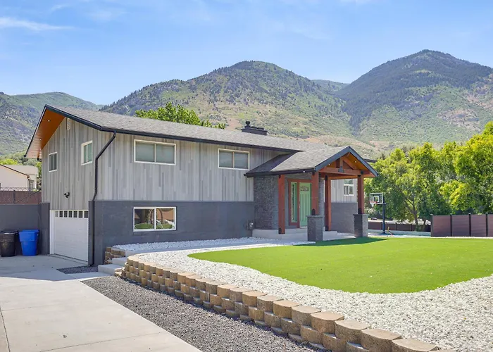 Hot Tub, Game Room, Putting Green! Ogden Oasis