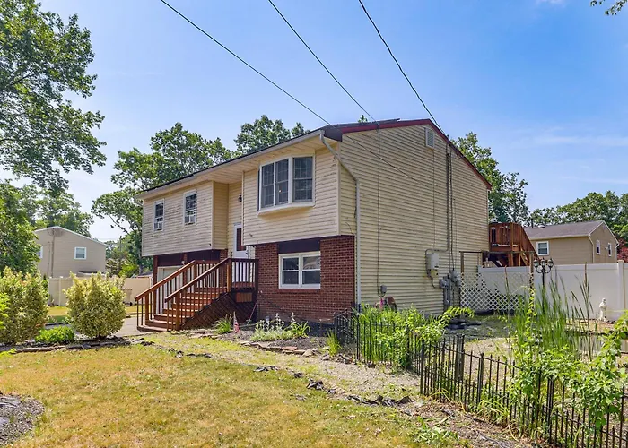 11 Mi To Beach! Group-Friendly Bayville Getaway
