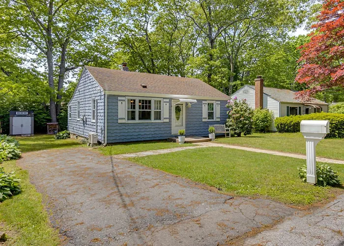 < 1 Mi To Sand! Updated Cottage W/ Yard In Niantic
