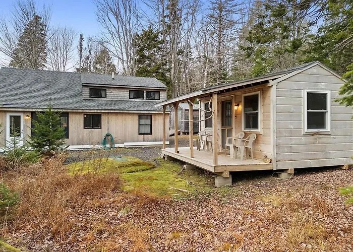 The Tide House, Cozy Waterfront Cottage + Bunkhous