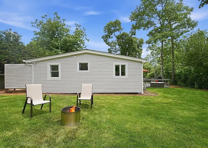 Modern Hampton Bays Cottage Near Beaches & Town Cottage