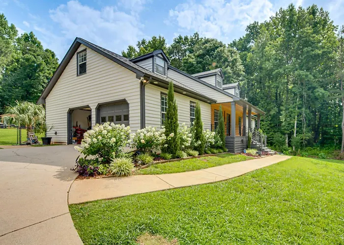 Pool, Hot Tub & Game Room! Stockbridge Oasis