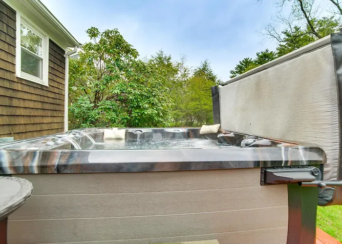 Private Hot Tub, Yard & Games Galore: Plymouth Gem