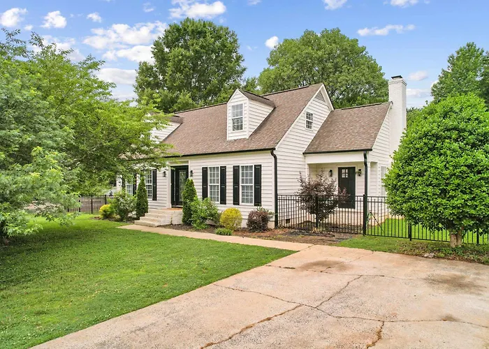 Cape Cod Pet-Friendly Home
