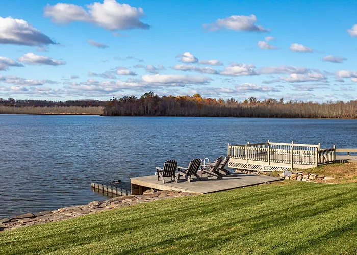 Sunset Lakehouse - Stunning Views & Lake Fun