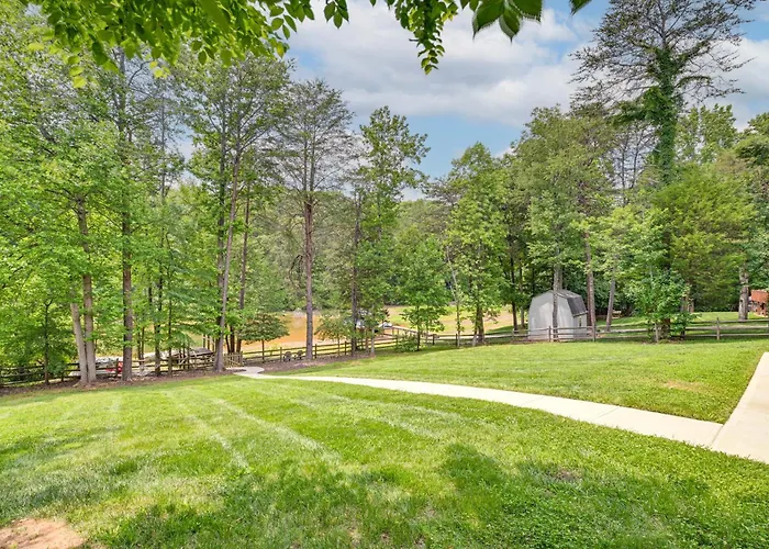 Lakehouse Blue: Fire Pit, Hot Tub On Lake Norman!