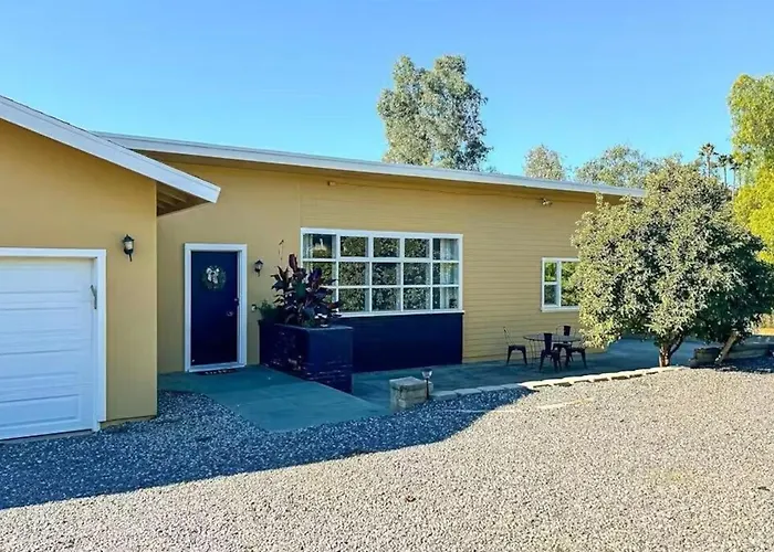 10 Acre Wine Farmhouse • Patio • Fire Pit • Grill