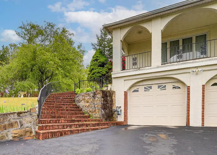Princeton Mtn-View Estate: Vintage Charm
