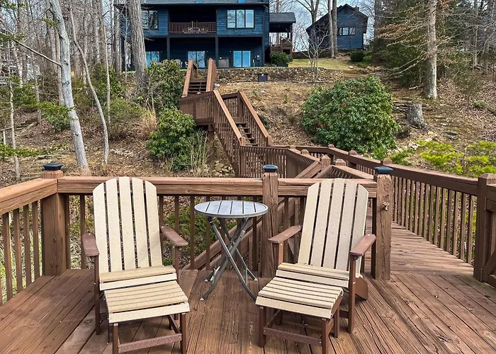Lakedaze - Spacious Dog-Friendly Lakefront House W/Dock, Hot Tub & Putting Green