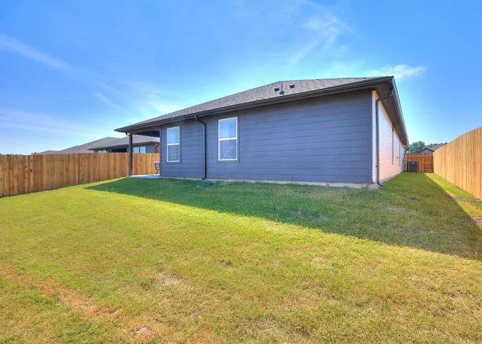 Modern Comfort In The Heart Of Broken Arrow!