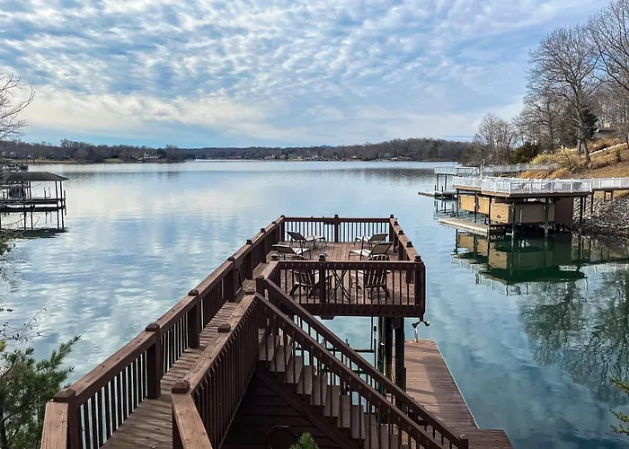 Lakedaze - Spacious Dog-Friendly Lakefront House W/Dock, Hot Tub & Putting Green