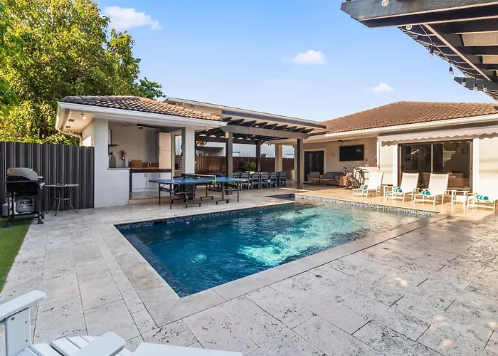 Sunset Villa W Pool, Outdoor Kitchen & Grill