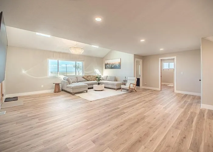 Hot Tub, King Beds, Beach Volleyball, Mountain Views, Private Retreat