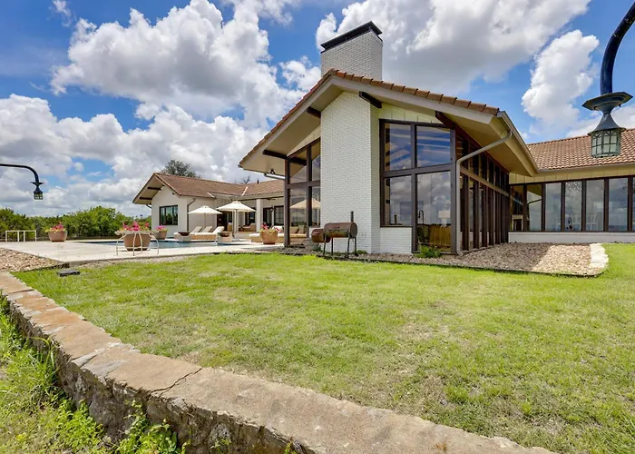 Stunning Views! Luxurious & Secluded Glen Rose Gem