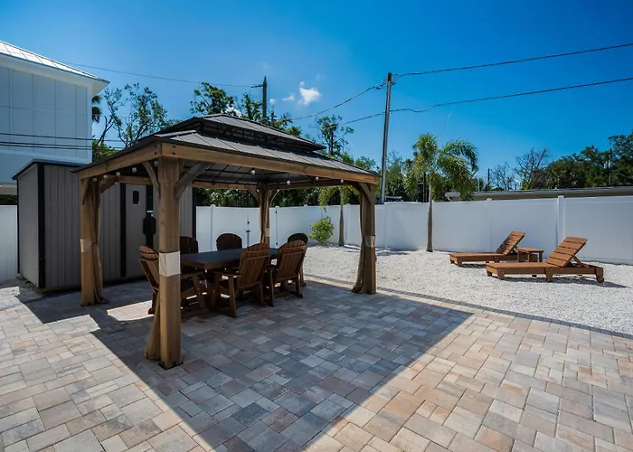 Tropical 3Br Bungalow Near Sponge Docks, Downtown, Pinellas Trail, & Pickleball
