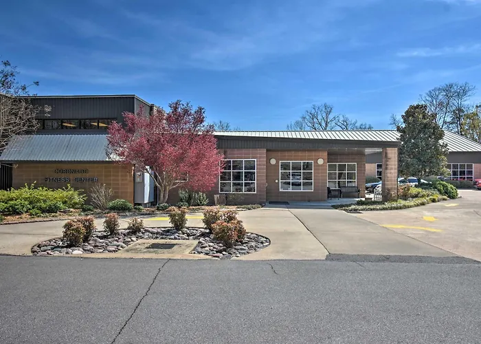 Golf & Lake Gateway: Hot Springs Village Retreat