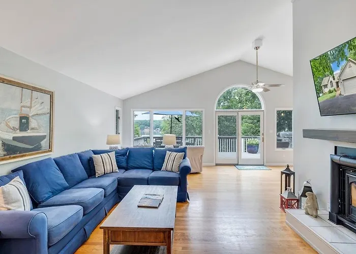 The Lake House On Sunset Point - Lakefront Home With Private Dock & Pool Table