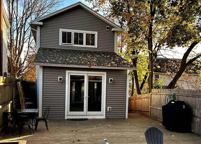 Purple Door Cottage In The Heart Of Middlebury!
