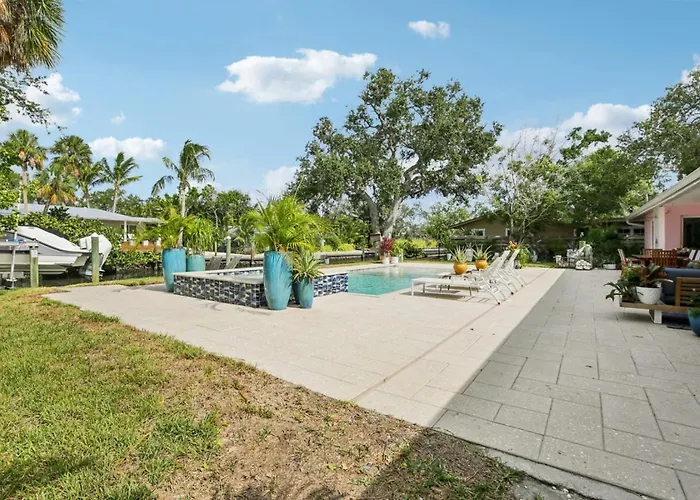 Longboat Key Waterfront - Private Heated Pool With Soaking End & Luxury Hot Tub!