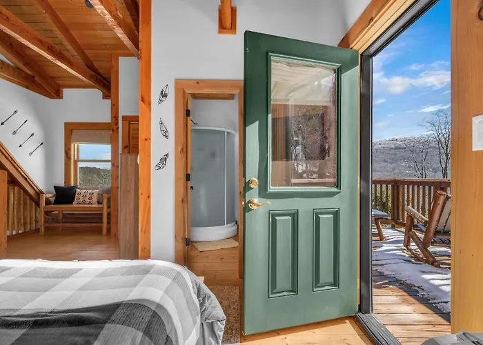 Scenic 4-Br Chalet With Hot Tub