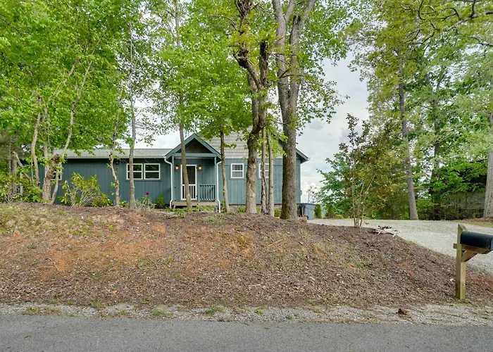 Hot Tub & View! 'Lakehouse Lookout' Byrdstown Home