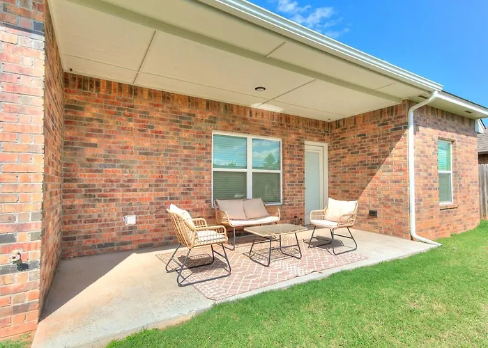 Furnished 4 Bedroom Yukon Home Quiet Neighborhood