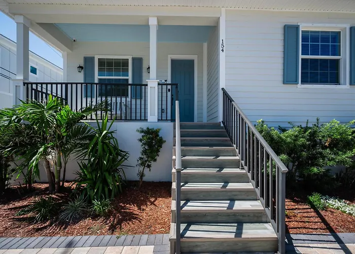 Tropical 3Br Bungalow Near Sponge Docks, Downtown, Pinellas Trail, & Pickleball